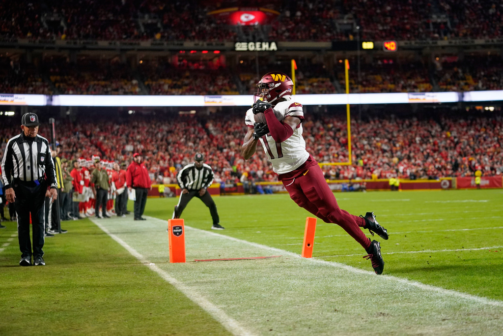 Commanders WR Terry McLaurin catches a TD pass during a game vs. the Chiefs.