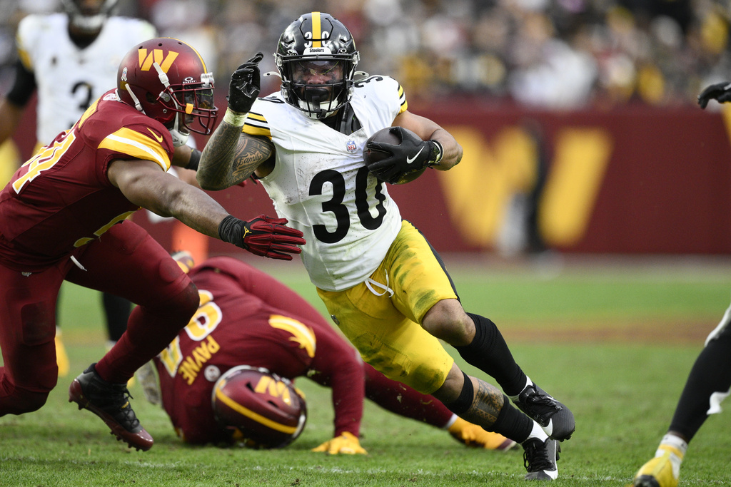 Pittsburgh Steelers running back Jaylen Warren (30) in action during the second half of an NFL football game against the Washington Commanders, Sunday, Nov. 10, 2024, in Landover, Md.