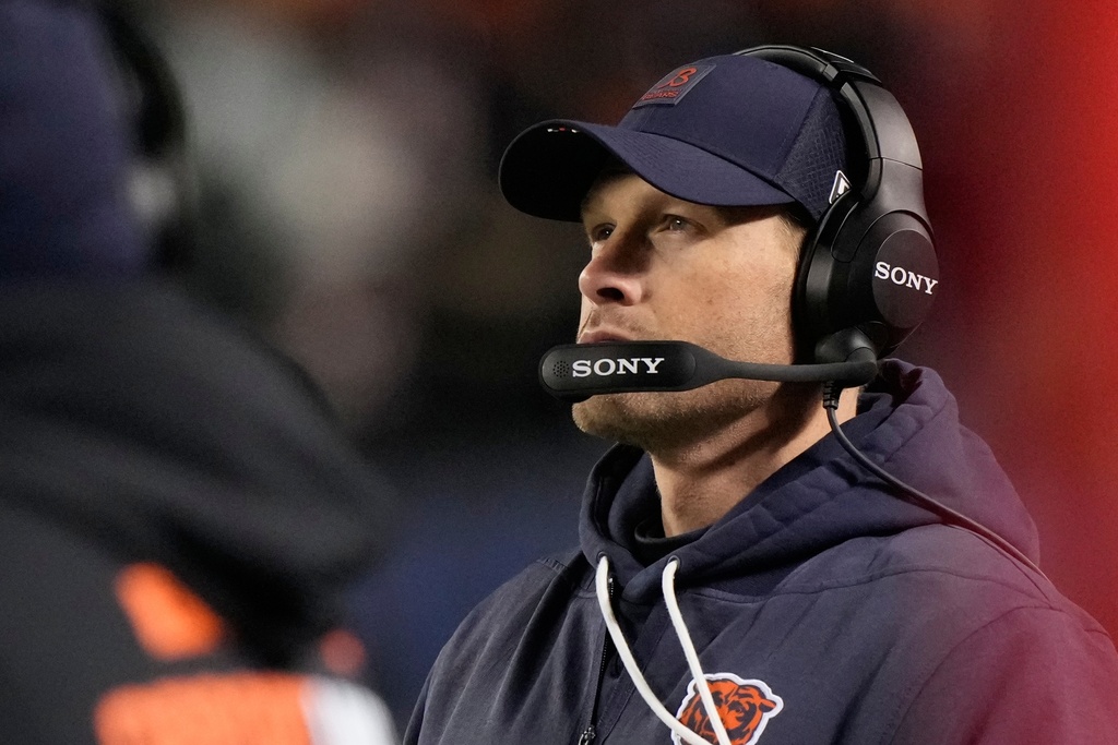 Chicago Bears HC Ben Johnson during an NFL game vs. the Green Bay Packers.