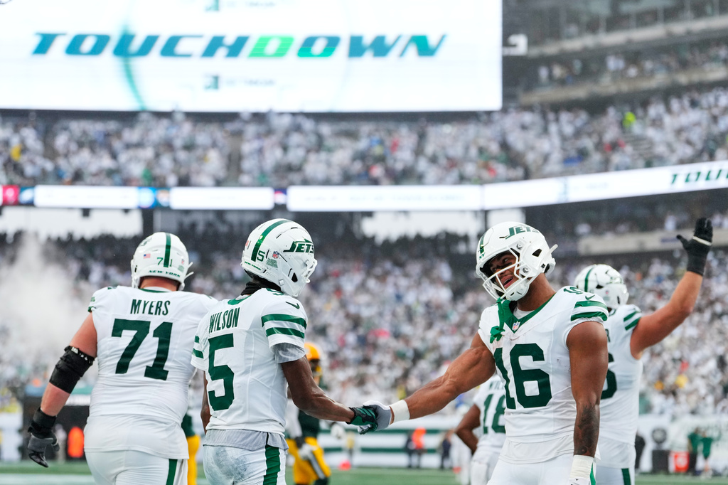 Jets TE Kenyon Sadiq and WR Garrett Wilson celebrate a touchdown vs. the Packers.