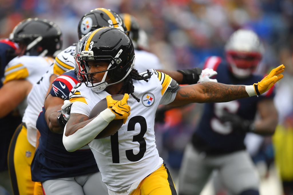 Steelers RB Rico Dowdle carries the football on a rushing attempt vs. the Patriots.