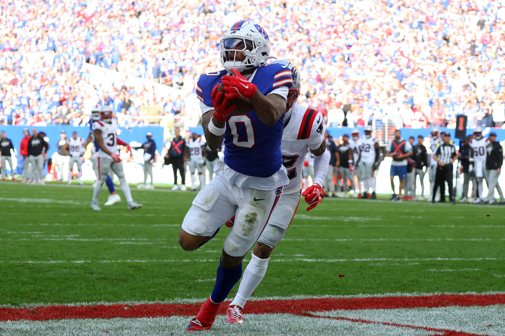 Bills WR Keon Coleman reels in a touchdown catch vs. the Patriots.