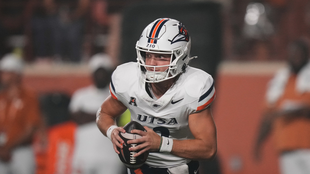 UTSA QB Owen McCown during a college football game vs. Texas.