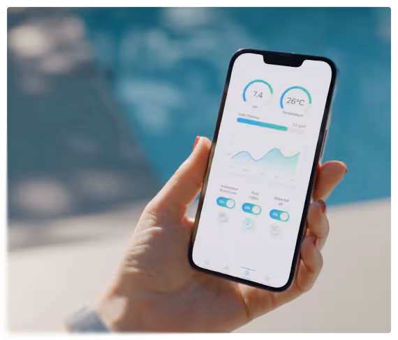 Main tenant un smartphone affichant une application de suivi de la piscine avec des mesures de pH, température à 26°C, graphique et interrupteurs de contrôle.