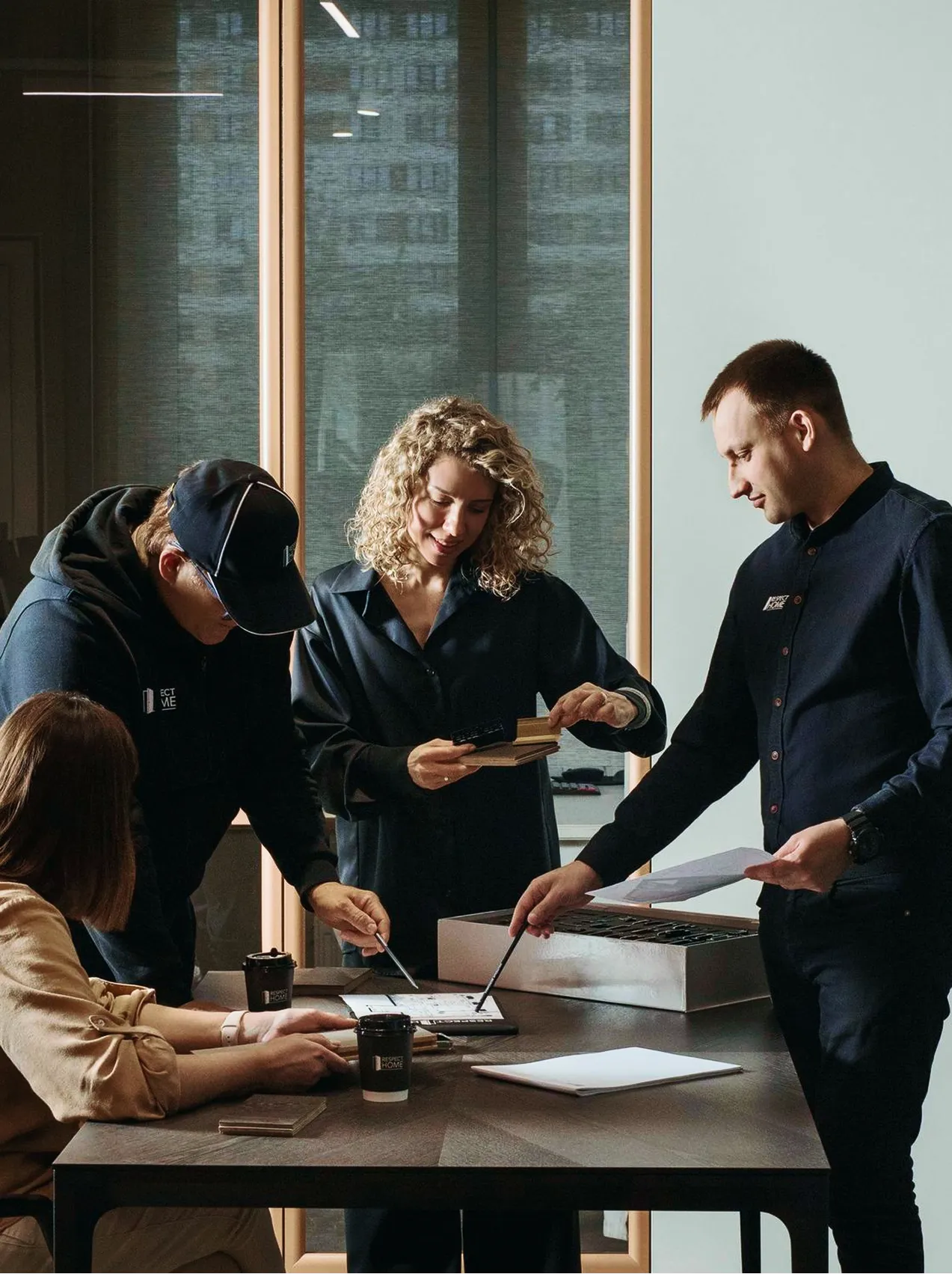 Команда працює над проєктом під час зустрічі