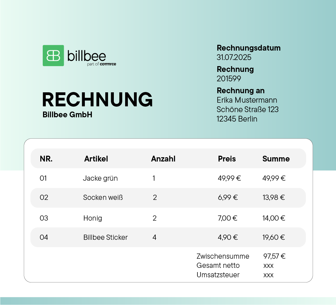 Rechnung mit Datum 31.07.2025 für Erika Mustermann, Adresse Schöne Straße 123, 12345 Berlin, aufgeführte Artikel: grüne Jacke, weiße Socken, Honig, Billbee Sticker mit Preisen und Stückzahl.