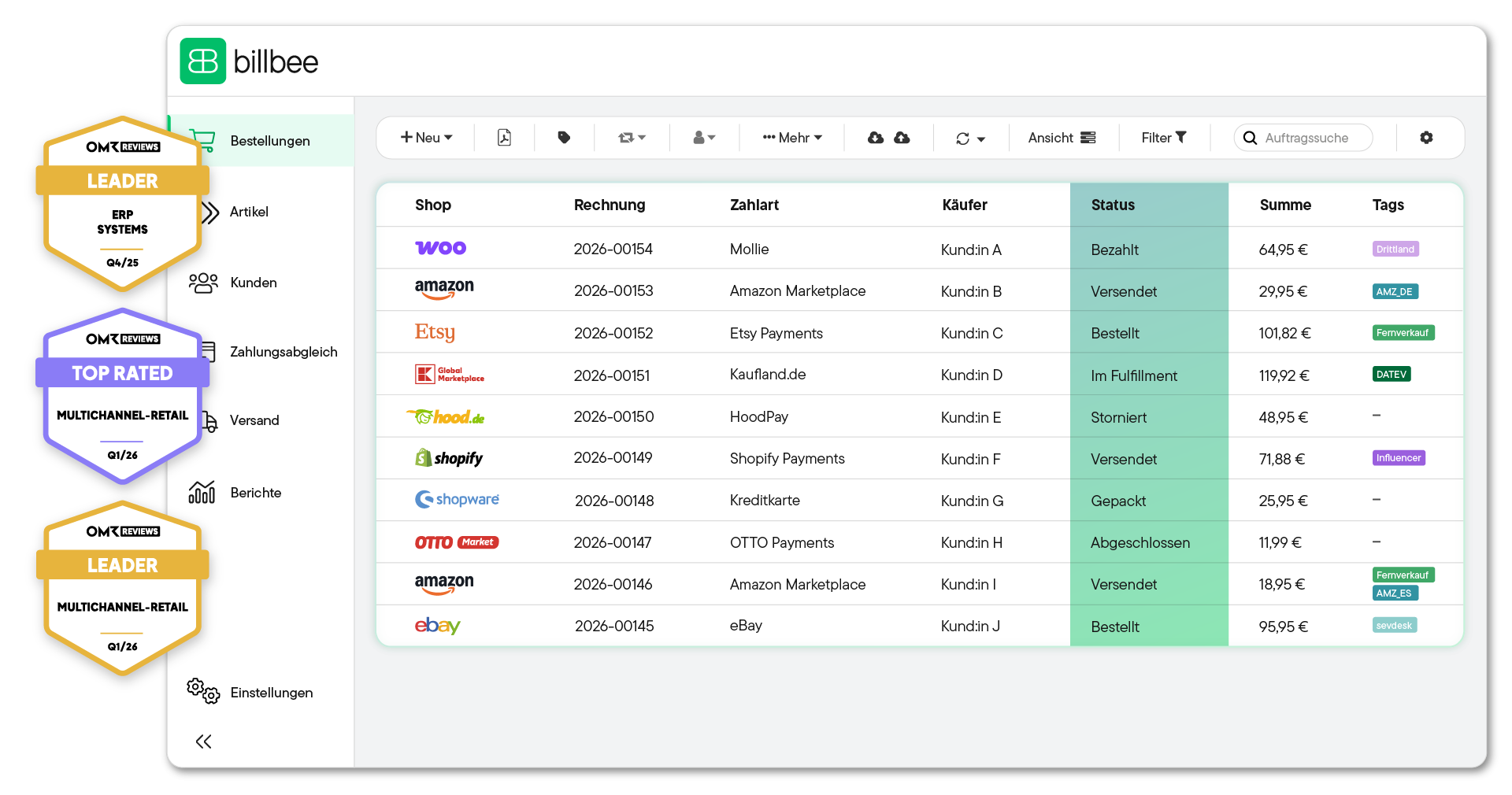 Benutzeroberfläche von billbee mit einer Auflistung von Bestellungen, einschließlich Shop-Logos, Rechnungsnummern, Zahlarten, Käuferkennungen, Status, Beträgen und Tags sowie drei OMR Reviews Auszeichnungen am linken Rand.
