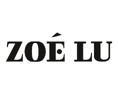 Schwarze Schrift des Markenlogos Zoé Lu auf schwarzem Hintergrund.