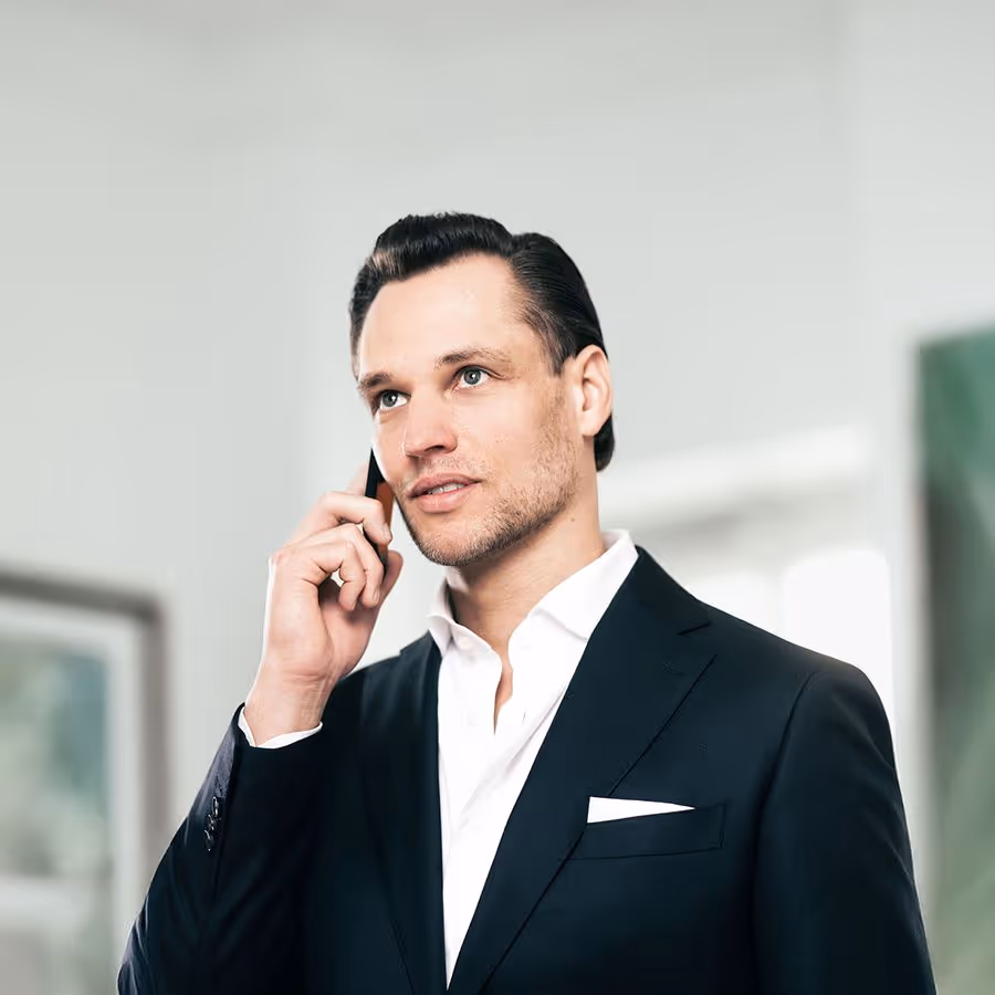 Andreas Schruff im Anzug beratend am Telefon in Nahaufnahme