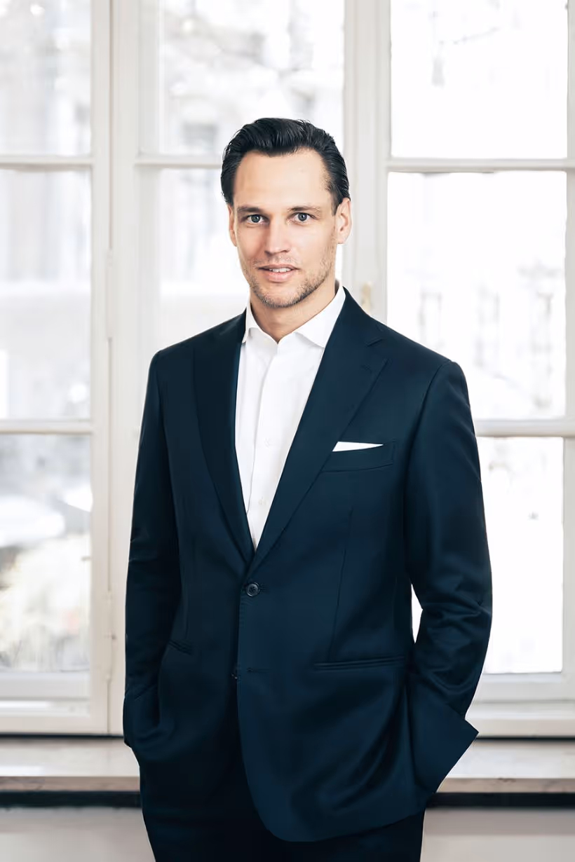 Weiteres Portrait von Andreas Schruff im Anzug in seinem Büro in München