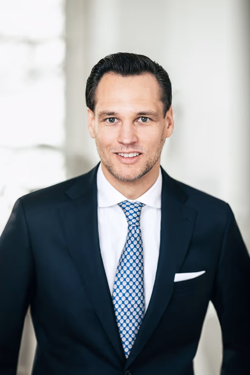 Portrait von Andreas Schruff im Anzug