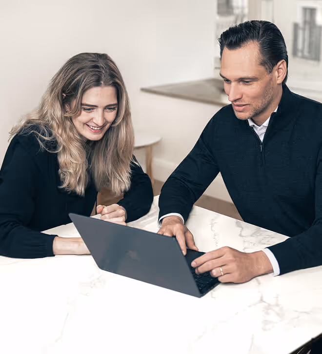 Rechtsanwalt Andreas Schruff berät eine Kundin am Tisch in seiner Kanzlei in München