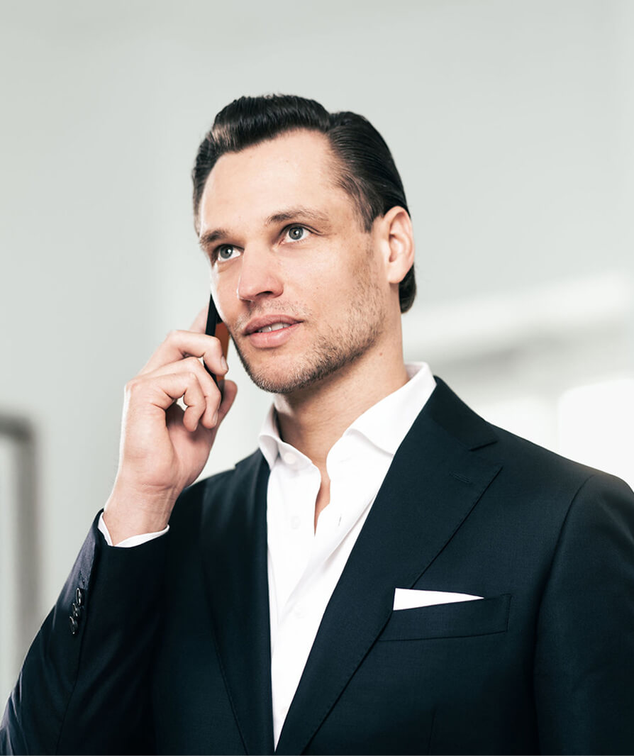 Eine Frau und ein Mann in Business Outfit beraten sich