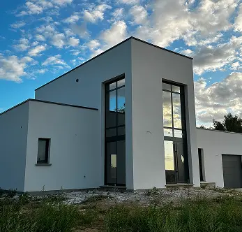 Maison contemporaine à toit plat avec grandes baies vitrées
