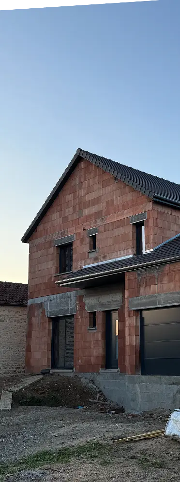Maison en briques en cours de construction avec toiture neuve