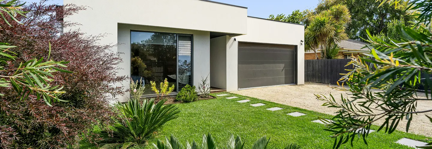 Maison moderne avec garage et jardin paysager