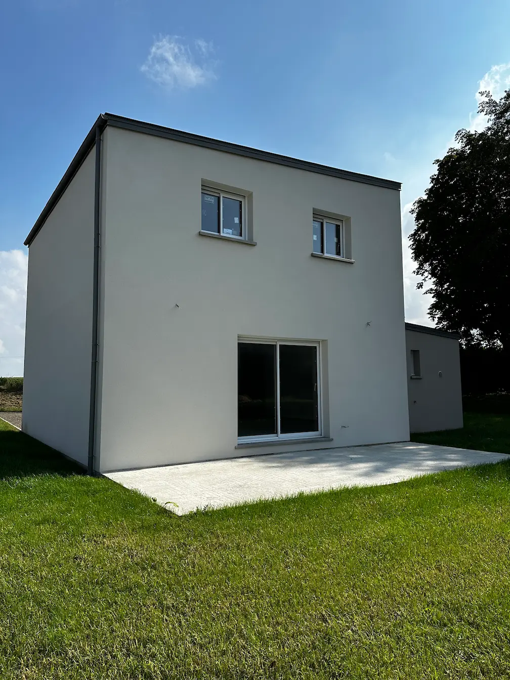 Maison neuve blanche avec toit plat vue depuis le jardin