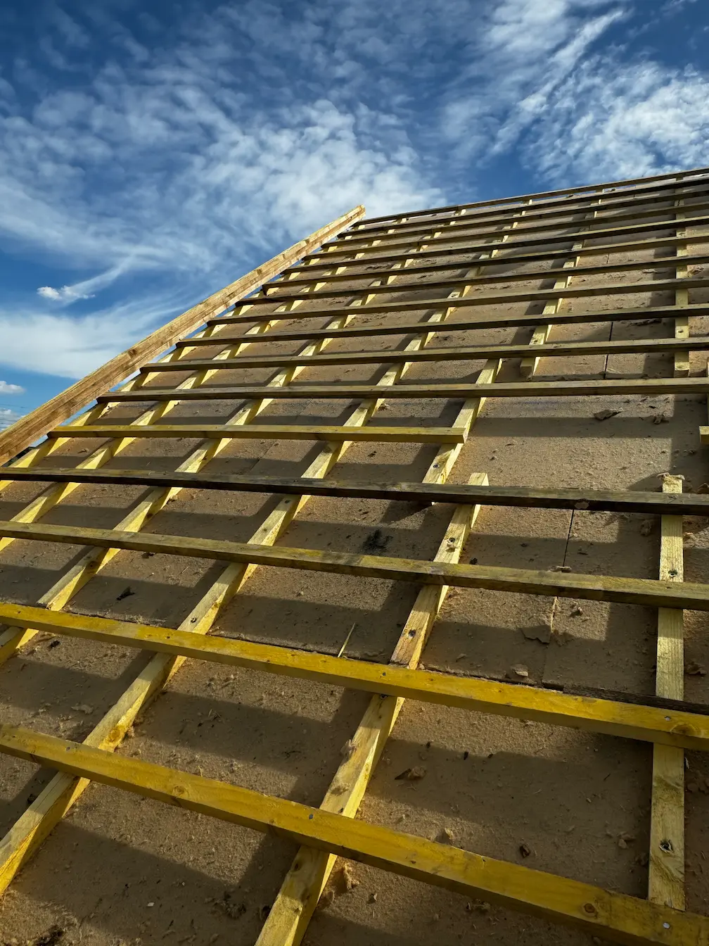 Liteaux de charpente posés sur une toiture en cours de couverture