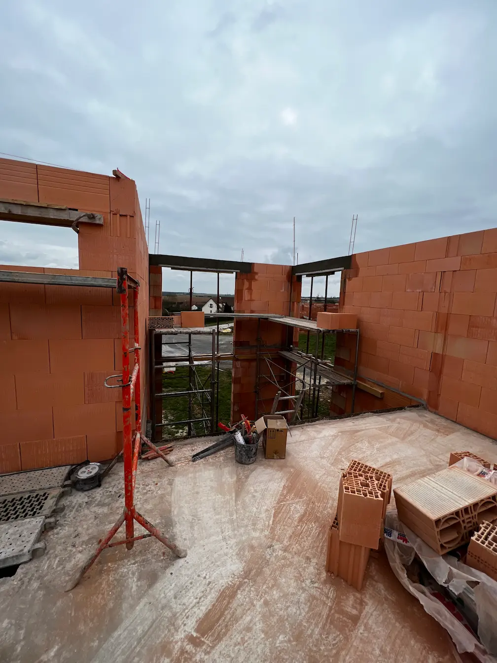 Murs en briques montés avec étayage sur un chantier de gros œuvre