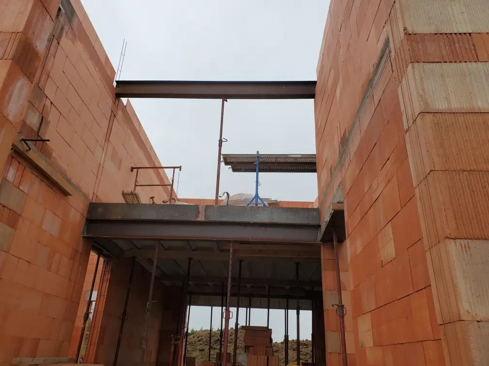 Poutre IPN entre murs en briques pour ouverture de mur porteur