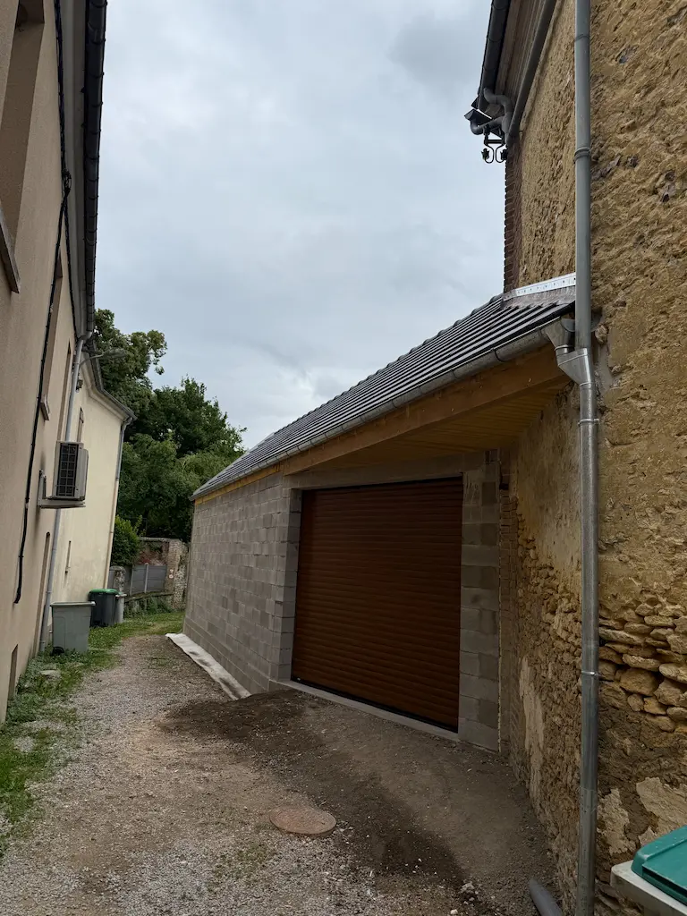 Extension garage en parpaings avec porte sectionnelle