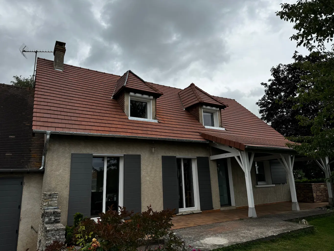 Maison avec toiture en tuiles et lucarnes rénovée