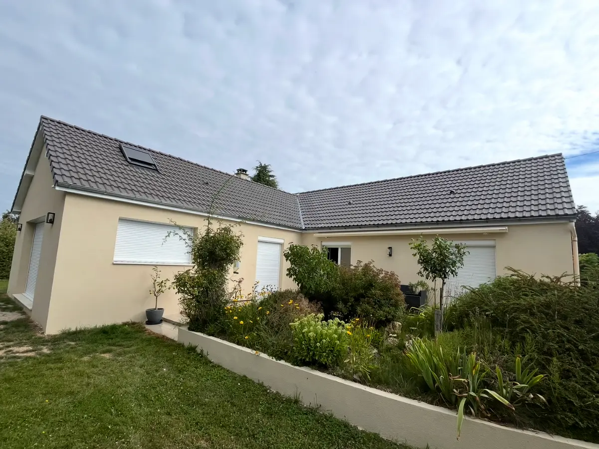 Maison de plain-pied avec jardin fleuri rénovée dans l'Eure