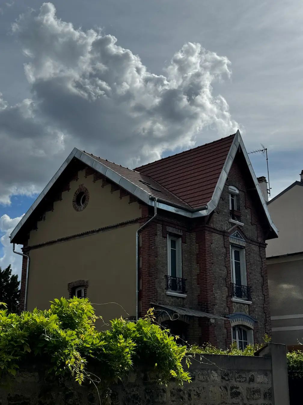 Maison ancienne en pierre avec toiture en tuiles dans l'Eure
