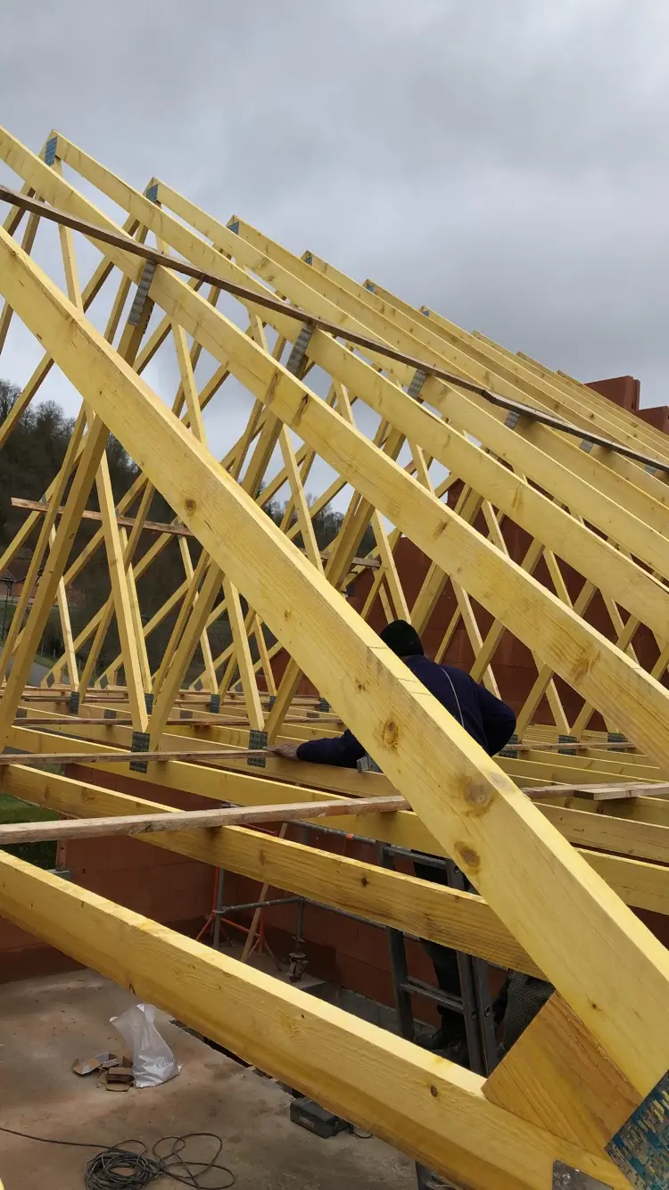 Charpente en bois neuve en cours de montage
