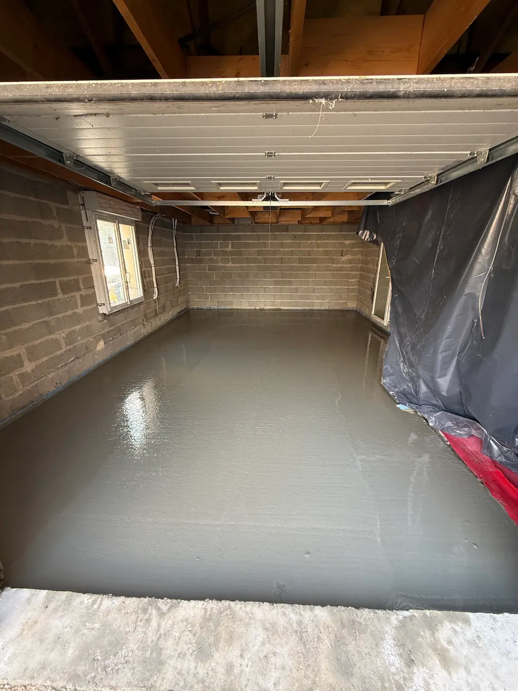 Pièce en cours d'aménagement avec isolation Rockwool, faux plafond et câblage électrique apparent