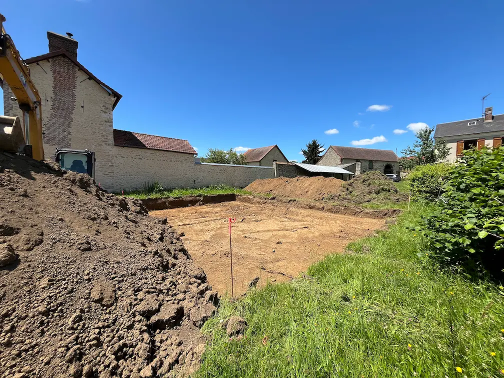 Terrain à bâtir avec maison ancienne en pierre avant démolition