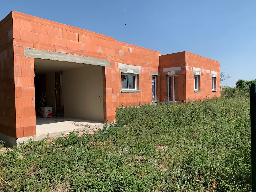 Gros œuvre en briques terminé, préparation des ouvertures et de la toiture