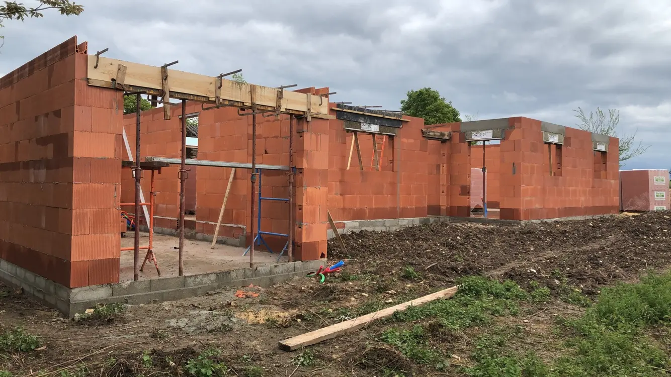 Élévation des murs en briques, phase gros œuvre de la construction