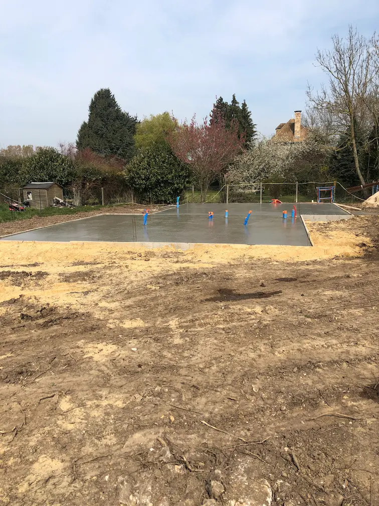 Terrain viabilisé avant construction avec végétation défrichée