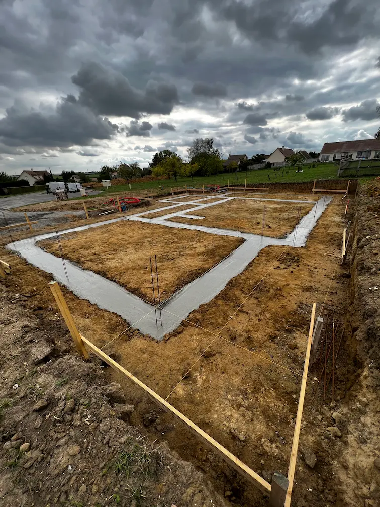 Terrain balisé avec marquage au sol avant le début de la construction