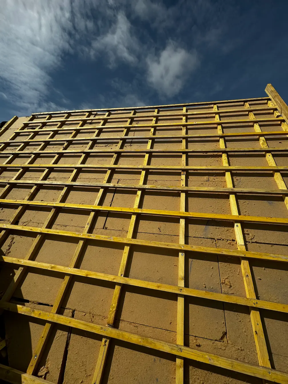 Charpente avec pose des liteaux en bois, préparation de la couverture