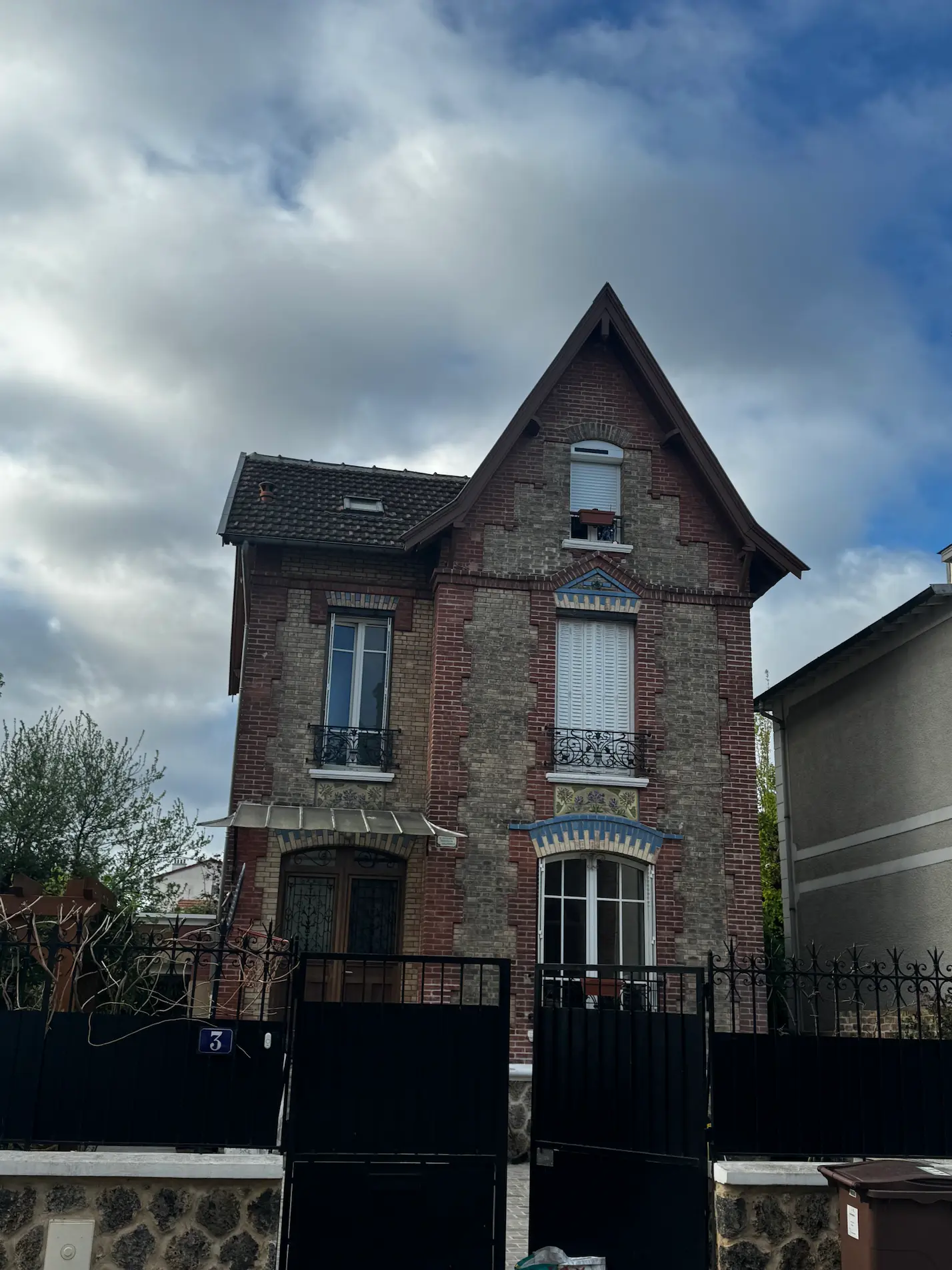 Façade en briques et meulière avec toiture en ardoise avant travaux