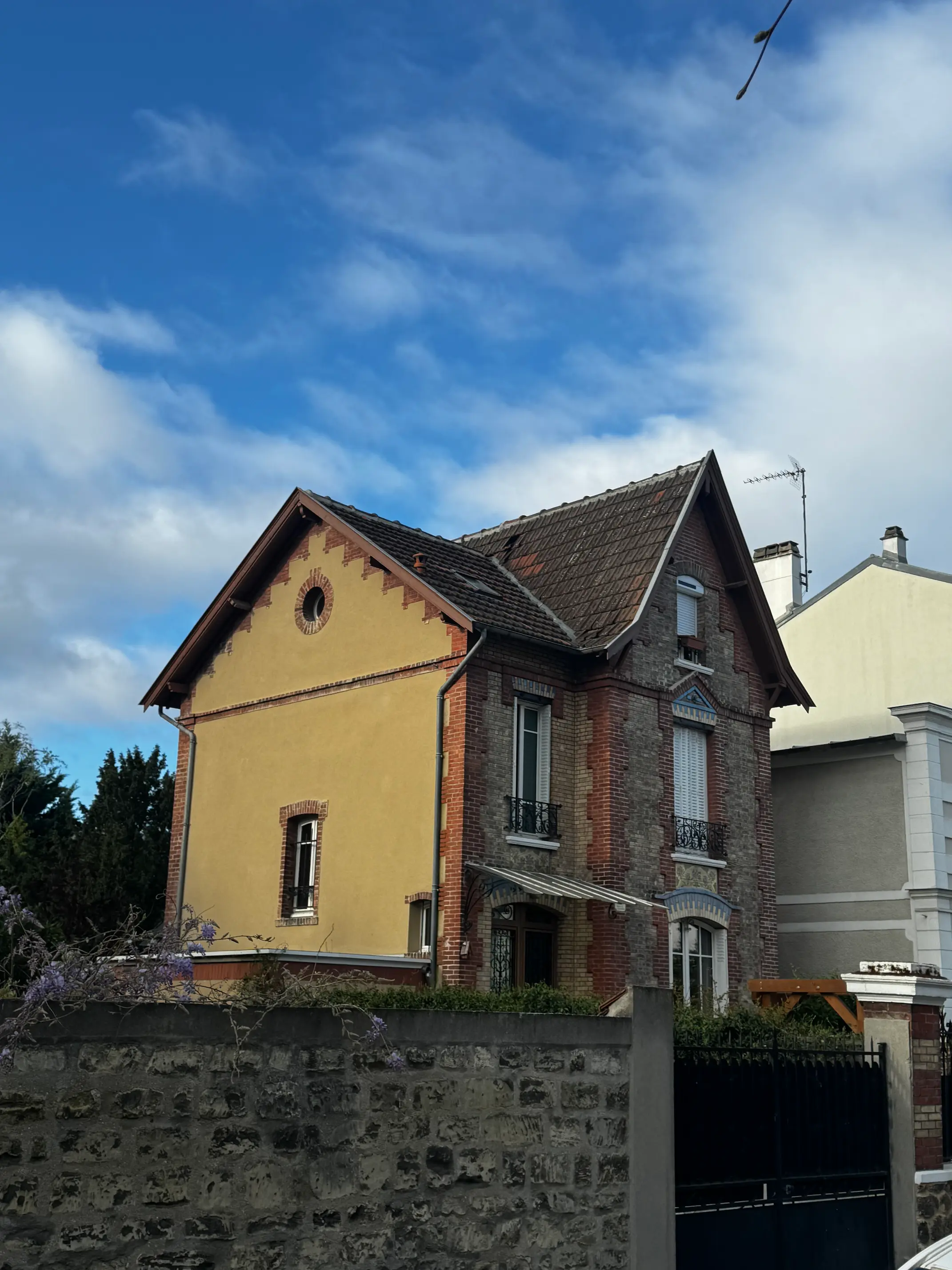 Maison de caractère à Colombes avant rénovation de la toiture