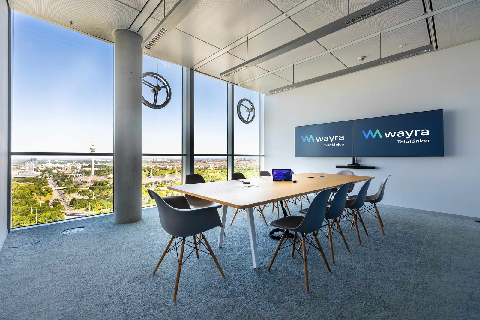 Konferenzraum von Wayra Germany mit Wayra-Logo und Blick über München