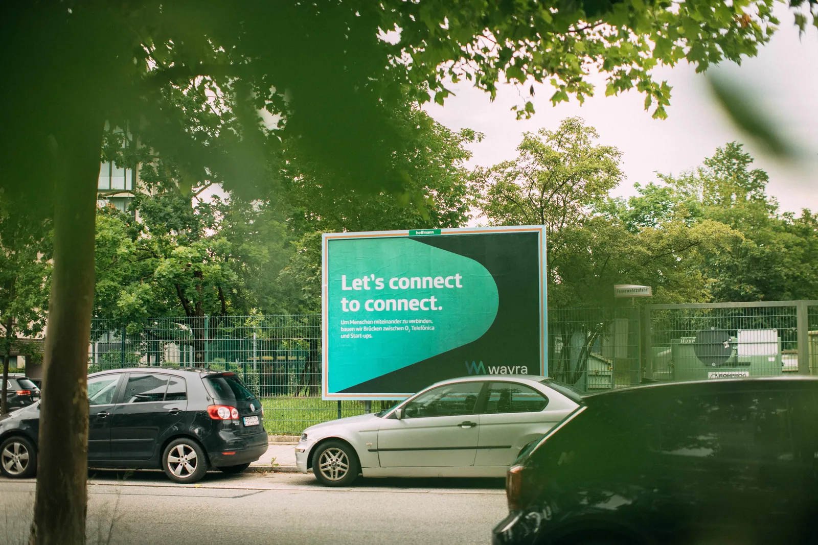 Wayra-Plakat mit dem Slogan Let's connect to connect an einer Straße