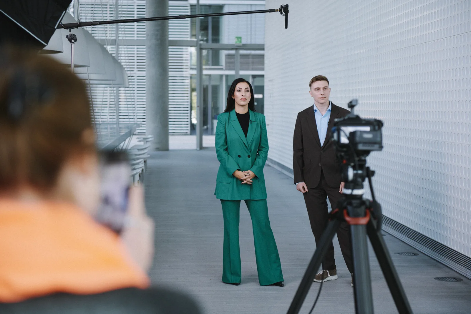 Videodreh auf einer Terrasse: zwei Personen vor der Kamera beim Wayra-Team