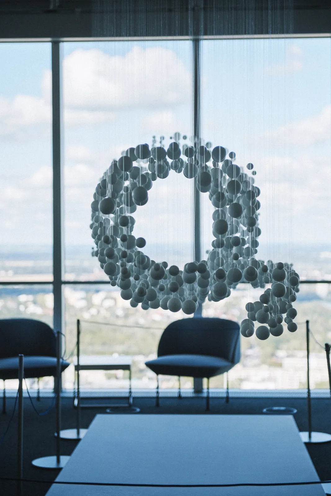 o2-Logo-Skulptur vor der Fensterfront im Wayra-Büro