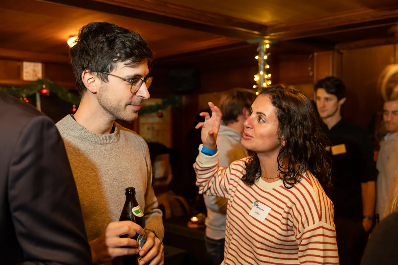 Gäste im Gespräch bei einem Networking-Event von Wayra