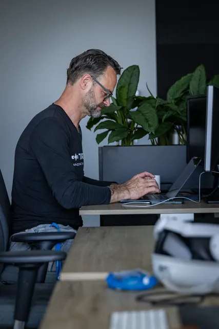 Mann arbeitet konzentriert am Laptop in der Wayra Residency
