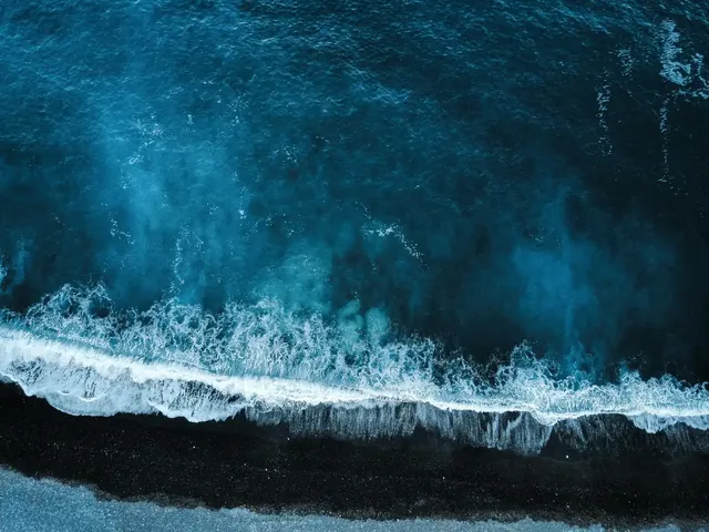 Ruhiges blaues Meer als Symbol für die Blue Ocean Strategy und neue, unerschlossene Märkte