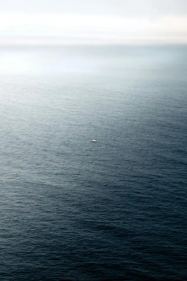 Ruhige blaue Meeresoberfläche als Sinnbild für die Blue Ocean Strategy