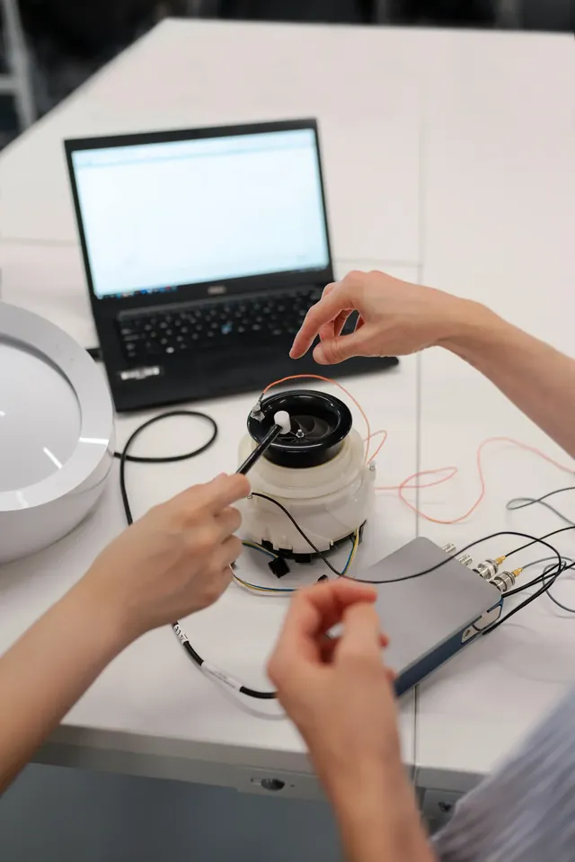 Person entwickelt einen Prototyp im Design-Thinking-Prozess