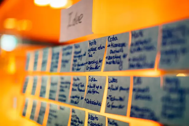 Haftnotizen an einer Wand beim Brainstorming in einem Teamwerte-Workshop