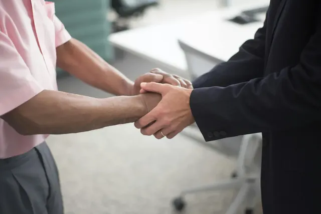 Handschlag zwischen Startup-Gründer und Konzernpartner besiegelt eine Venture-Client-Zusammenarbeit