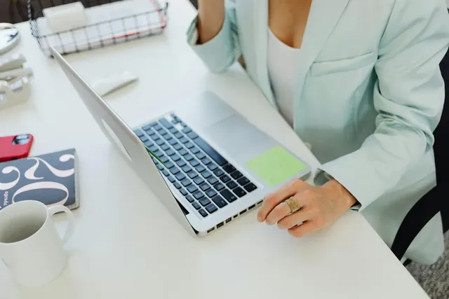 Person prüft Marktanalyse-Daten und Statistiken im Büro